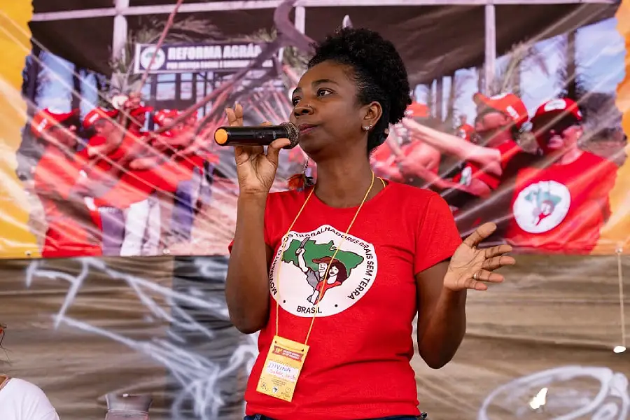 Divina Lopes, militante do MST da Região Amazônica, enfatiza que não se pode dissociar a luta pela Reforma Agrária Popular do debate sobre a crise climática. Foto: Acervo pessoal.