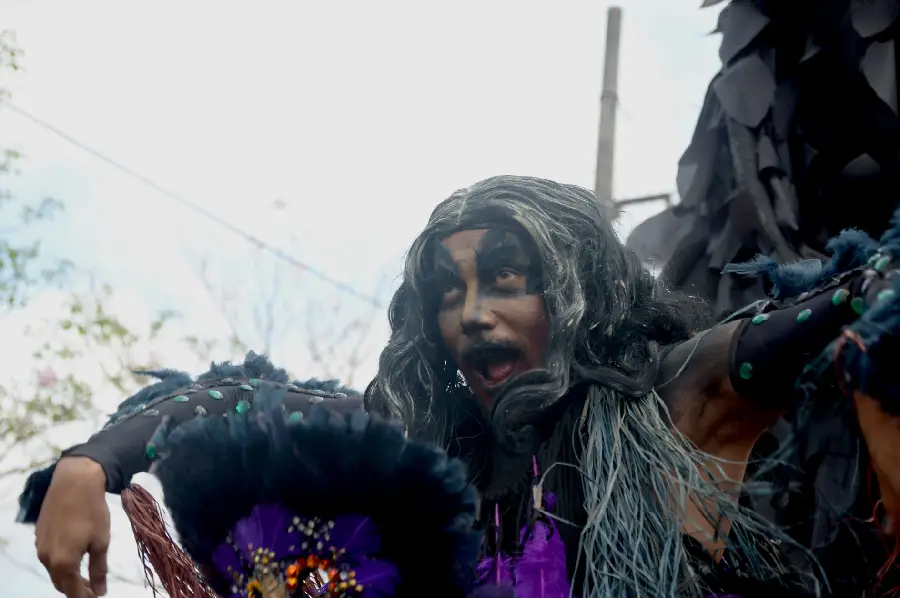 Em um ato de profundo teor cultural, a Matinta Pereira, figura mítica da Amazônia, desfilou na Marcha Mundial pelo Clima. O uso de lendas regionais reforça a identidade paraense do protesto e a conexão ancestral com a defesa da floresta. Foto: Isabela Leite/Amazônia Latitude.