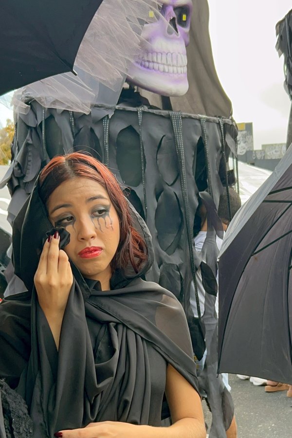 O "funeral dos combustíveis fósseis" foi um dos atos simbólicos mais dramáticos da Marcha. Manifestantes encenaram a dor e a morte causadas pela dependência do petróleo, gás e carvão. Foto: Alice Palmeira.