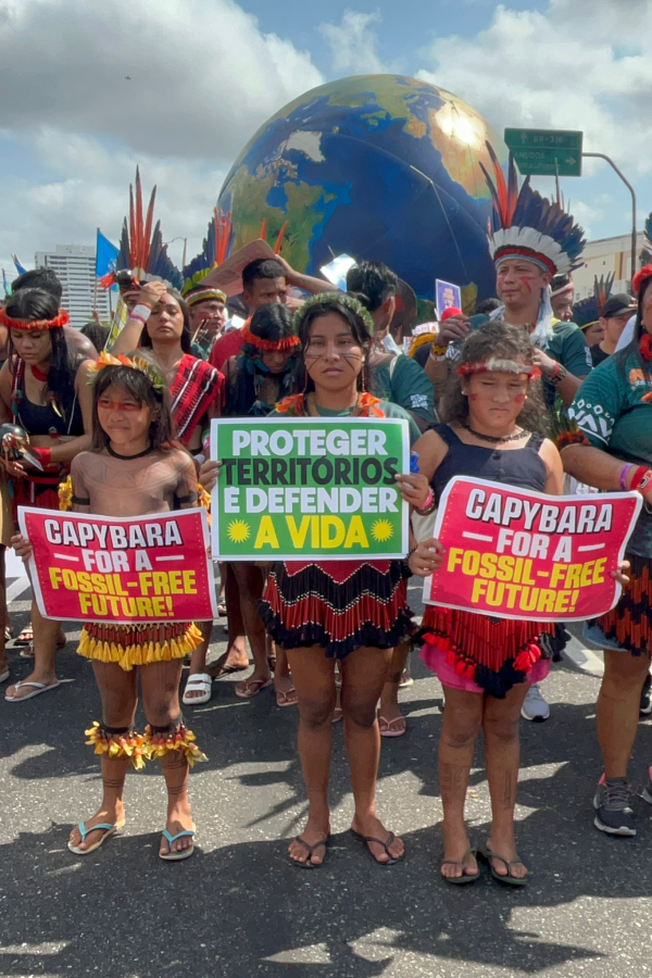 O Futuro da Amazônia: Crianças indígenas se posicionaram na linha de frente da Marcha, simbolizando a luta das novas gerações e a urgência de um futuro livre de combustíveis fósseis. Foto: Alice Palmeira.