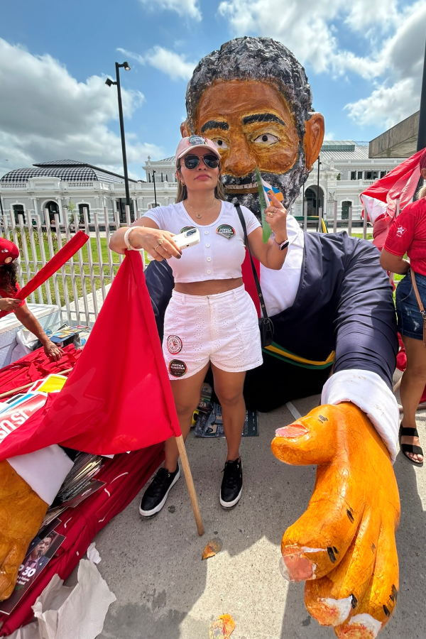 Manifestantes usaram alegorias gigantes para expressar suas críticas e observações sobre o papel do governo brasileiro e suas políticas climáticas na COP30. Foto: Alice Palmeira.