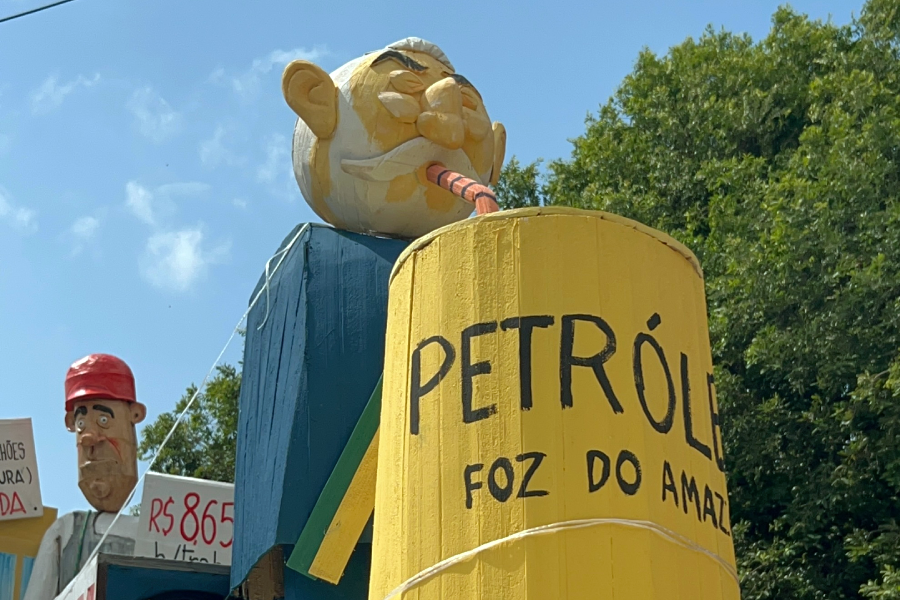 Alegoria satírica confronta diretamente os interesses na exploração de combustíveis fósseis e o impacto ambiental na Amazônia, um dos temas quentes da COP30. Foto: Alice Palmeira.