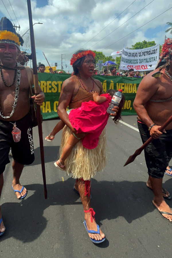 Mulher indígena participa da Marcha carregando sua filha, simbolizando a luta pela continuidade da vida e pela proteção do futuro da Amazônia. Foto: Alice Palmeira.