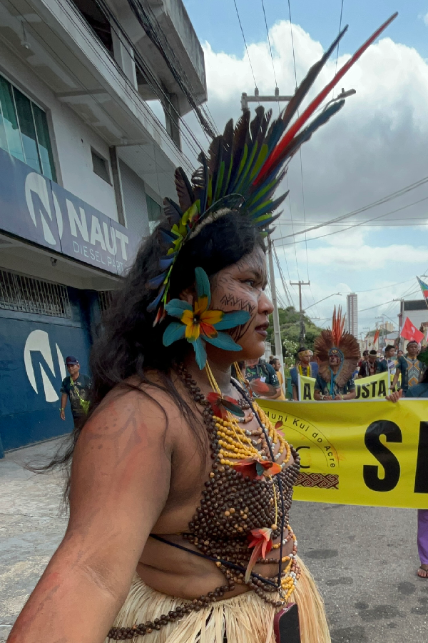 A força da mulher indígena na Marcha Mundial pelo Clima. Pinturas e adereços representam a determinação e a beleza cultural dos povos que protegem a floresta. Foto: Alice Palmeira.
