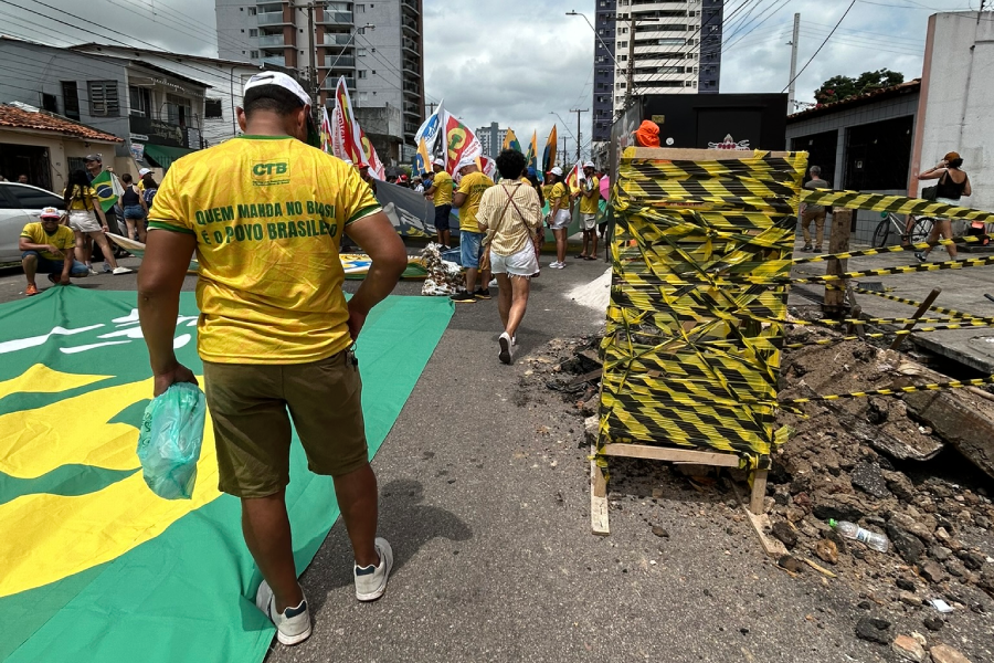Em meio ao cenário de Belém, a Marcha destacou a mensagem política da soberania, fazendo ecoar a exigência por decisões que priorizem a população e a Amazônia. Foto: Alice Palmeira.