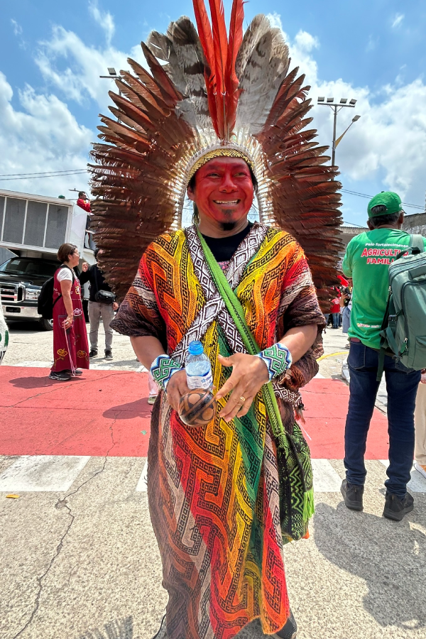 A presença do Cacique Ninawa Hui Kui, com seu cocar e vestimenta tradicional, celebra a riqueza cultural dos povos originários e sua determinação em lutar pela Amazônia. Foto: Alice Palmeira.