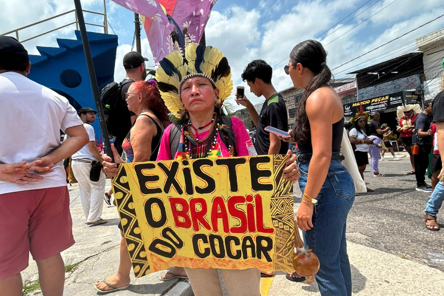 Indígena destaca o elo inseparável entre a identidade dos povos originários e a própria essência do Brasil, em meio à Marcha Mundial pelo Clima. Foto: Alice Palmeira/Amazônia Latitude.