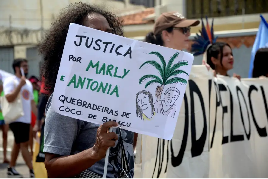 Justiça para quem cuida da terra: A Marcha integrou a luta climática com o debate social, lembrando o assassinato das Quebradeiras de Coco de Babaçu poucos dias antes da COP30. Foto: Isabela Leite/Amazônia Latitude.