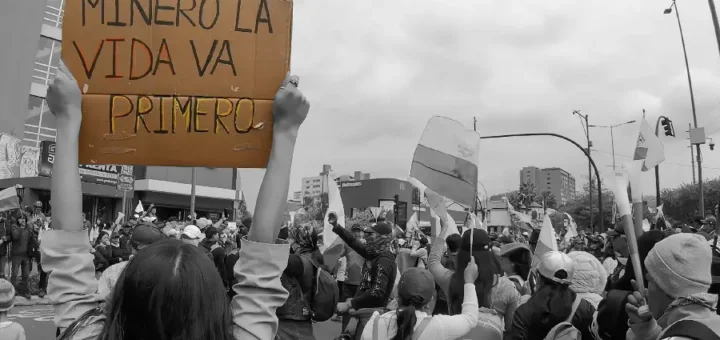 Manifestantes en Quito protestan contra las políticas extractivistas del gobierno de Noboa: "La vida va primero". La resistencia fue clave para proteger los derechos de la naturaleza. Foto: Pocho Alvares.