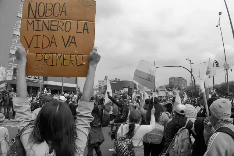 Manifestantes en Quito protestan contra las políticas extractivistas del gobierno de Noboa: "La vida va primero". La resistencia fue clave para proteger los derechos de la naturaleza. Foto: Pocho Alvares.
