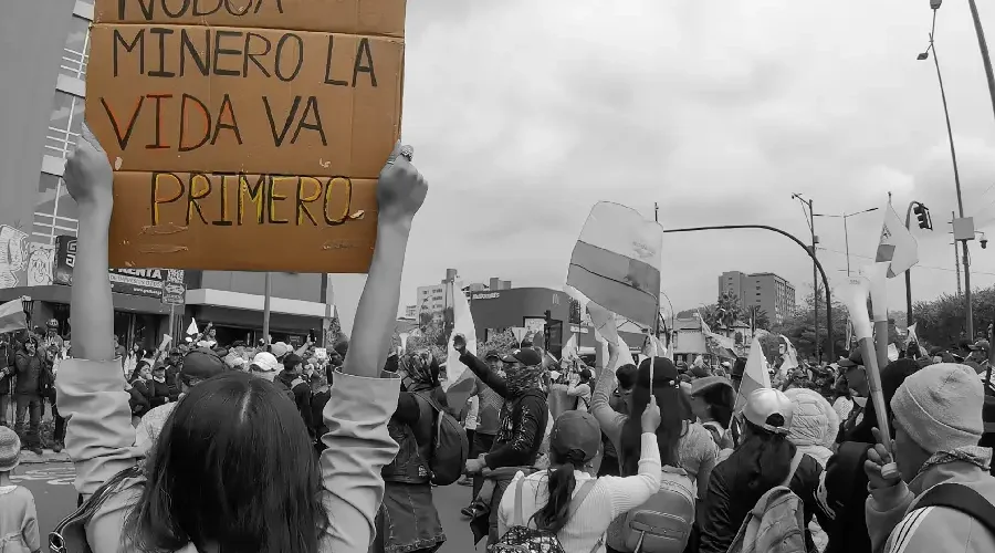 Manifestantes en Quito protestan contra las políticas extractivistas del gobierno de Noboa: "La vida va primero". La resistencia fue clave para proteger los derechos de la naturaleza. Foto: Pocho Alvares.
