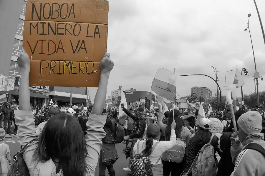Manifestantes en Quito protestan contra las políticas extractivistas del gobierno de Noboa: "La vida va primero". La resistencia fue clave para proteger los derechos de la naturaleza. Foto: Pocho Alvares.