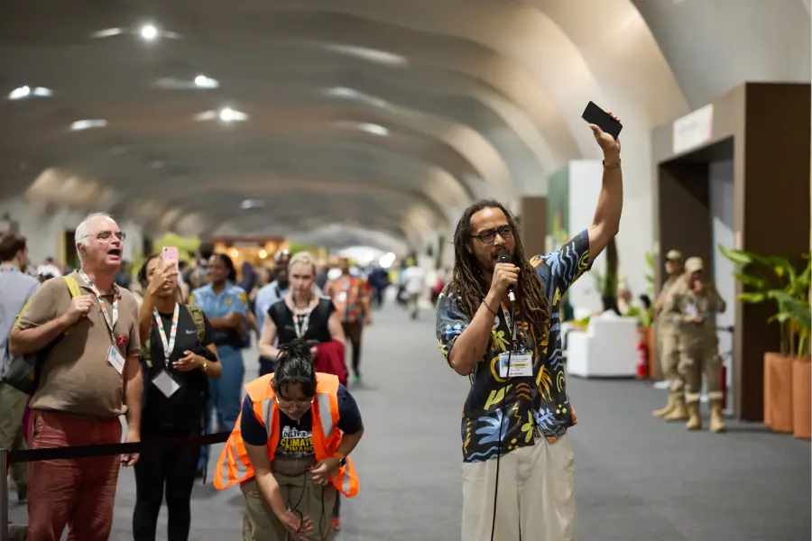 Manifestantes exigem que o agronegócio seja 'chutado para fora' das negociações climáticas, questionando a legitimidade da 'Agrizone' patrocinada por grandes empresas. Foto: Bianka Csenki/Artivist Network.