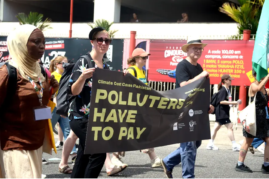 Manifestantes internacionais e ativistas da sociedade civil cobraram o financiamento direto e o pagamento de dívidas históricas dos países desenvolvidos, ecoando as exigências da Cúpula dos Povos. Foto: Isabela Leite/Amazônia Latitude.