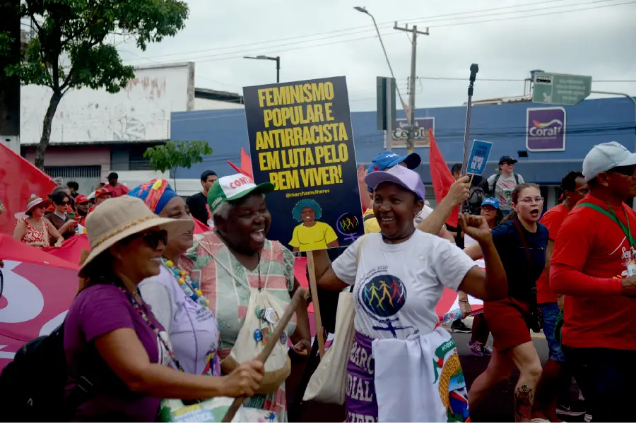 Mulheres e ativistas trouxeram à Marcha dos Povos as bandeiras do feminismo popular e antirracista. A alegria e a força do "Bem Viver" ressoaram pelas ruas de Belém, exigindo um debate mais inclusivo e justo. Foto: Isabela Leite/Amazônia Latitude.