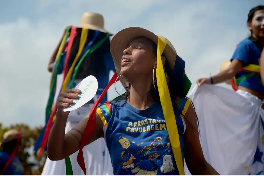 O Encanto do Pavulagem: A dimensão cultural do ato foi visível. Os brincantes do Arraial do Pavulagem, com suas fitas coloridas e a energia da cultura paraense, garantiram que a Marcha fosse também um espetáculo de celebração e resistência. Foto: Isabela Leite/Amazônia Latitude.