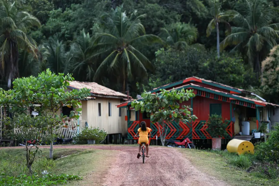O cenário do Marajó, onde o Racismo Ambiental é uma realidade. Ediane Lima da Silva, do Observatório do Marajó, explica que a ausência de políticas públicas força os jovens a migrarem para as periferias das cidades. Foto: Marcelo Camargo/Agência Brasil.