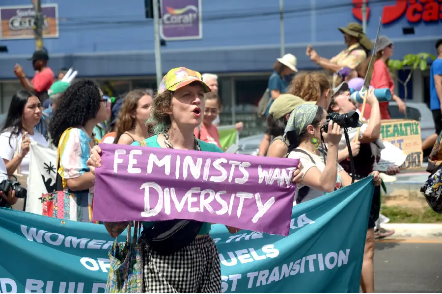 O debate sobre as mudanças climáticas nas ruas de Belém integrou o tema da diversidade. Manifestantes ligaram as causas sociais à luta pela floresta. Foto: Isabela Leite/Amazônia Latitude.