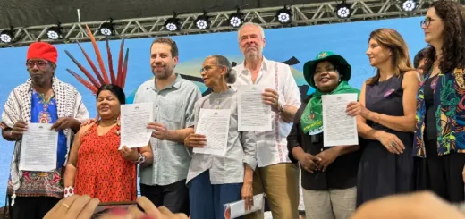 O documento que sintetiza as exigências de Justiça Climática, elaborado pela Cúpula dos Povos (12-16/11), é entregue oficialmente às autoridades que conduzirão as negociações da COP30.