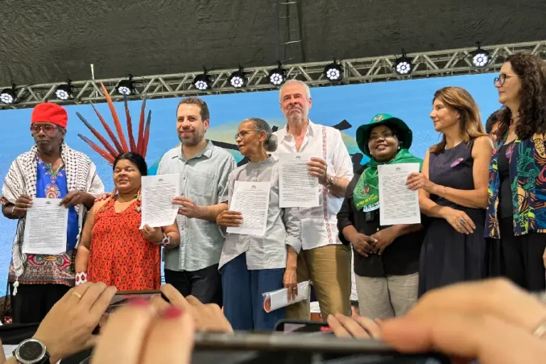 O documento que sintetiza as exigências de Justiça Climática, elaborado pela Cúpula dos Povos (12-16/11), é entregue oficialmente às autoridades que conduzirão as negociações da COP30.