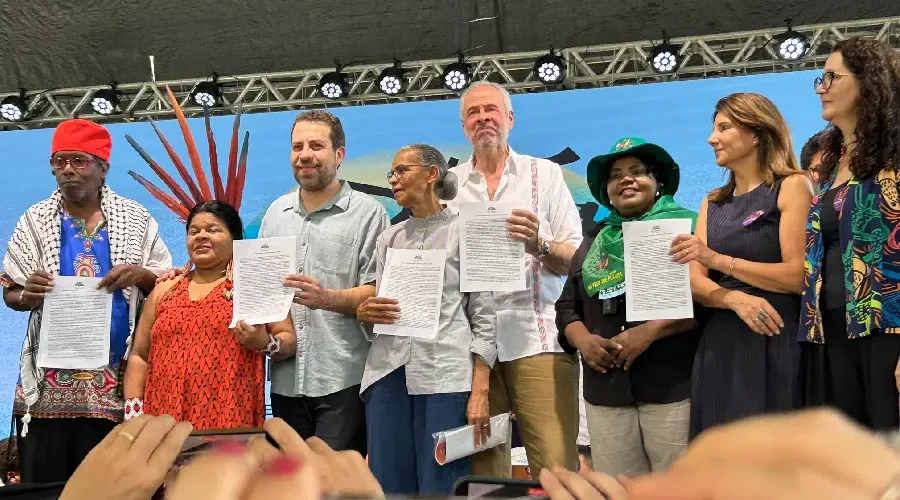 O documento que sintetiza as exigências de Justiça Climática, elaborado pela Cúpula dos Povos (12-16/11), é entregue oficialmente às autoridades que conduzirão as negociações da COP30.