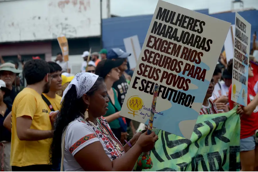 O protesto ampliou as vozes regionais. Mulheres Marajoaras marcaram presença na Marcha, exigindo a proteção dos rios para seus povos, um tema central na Amazônia e na luta contra projetos de exploração na região. Foto: Isabela Leite/Amazônia Latitude.