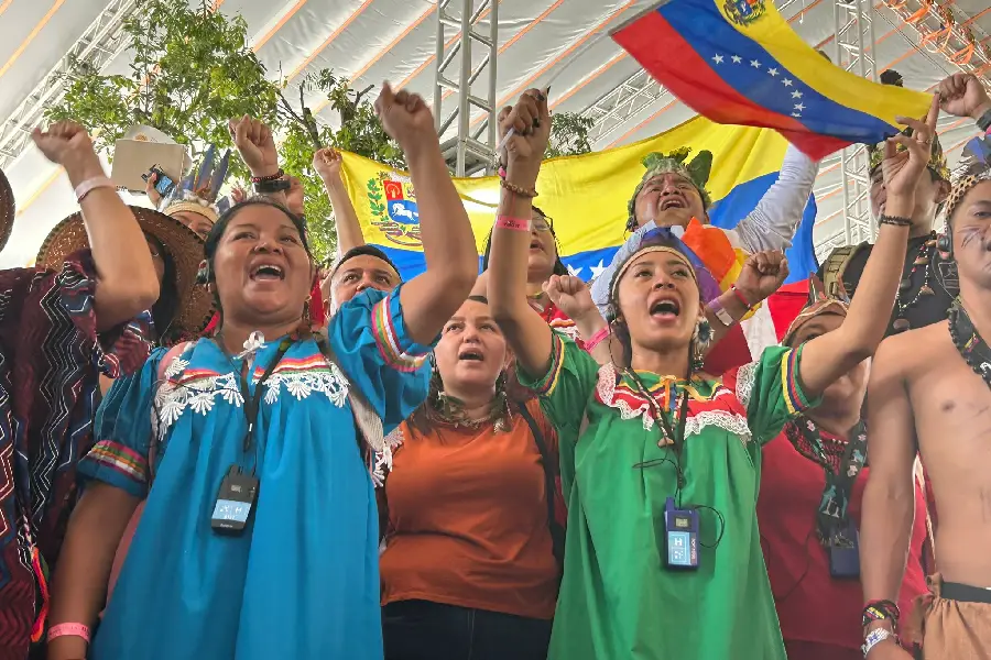 Participantes da Cúpula dos Povos celebram a entrega das demandas, em um momento marcado por cantos, rituais e a união de ativistas de mais de 60 países, simbolizando a luta contínua pela justiça climática. Foto: Alice Palmeira.
