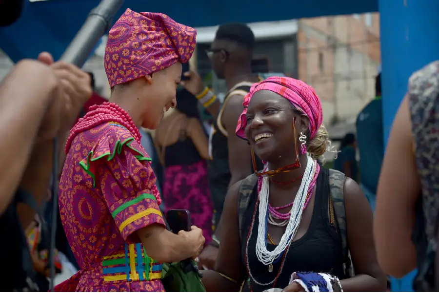 Sorrisos e cores vibrantes marcaram a Marcha pelo Clima. Em Belém, os protestos se transformam em cortejos político-culturais que exalam a riqueza da cultura amazônica, integrando dança e tradição. Foto: Isabela Leite/Amazônia Latitude.