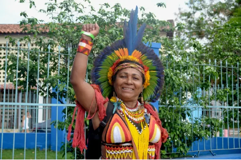 Um close-up da energia das guerreiras amazônicas. A Marcha dos Povos foi impulsionada pela presença e liderança das mulheres indígenas, que exigiram que a negociação climática não acontecesse sem a voz dos povos da floresta. Foto: Isabela Leite/Amazônia Latitude.