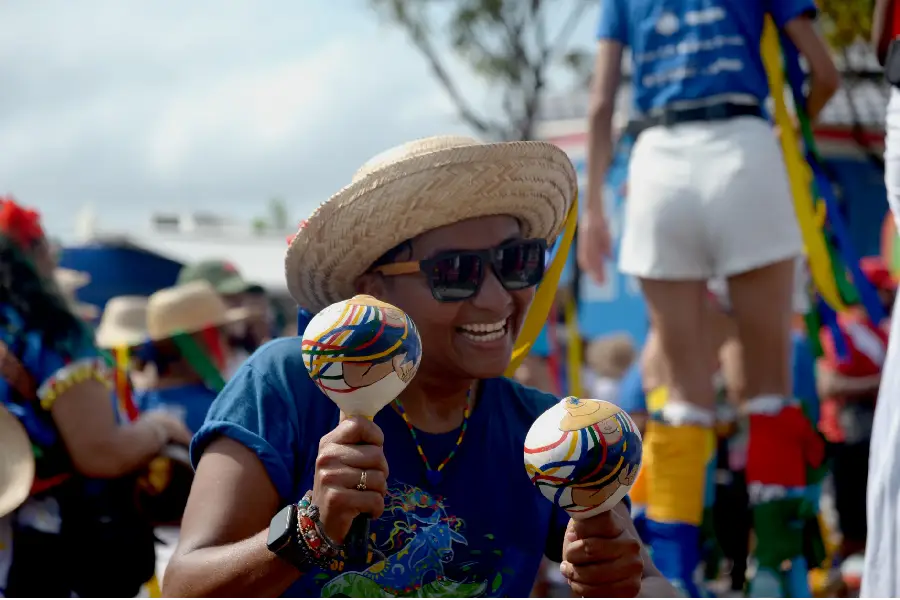 Um dos brincantes do Arraial do Pavulagem, com seus maracás adornados, sorri enquanto puxa o ritmo da Marcha dos Povos. O batuque funcionou como trilha sonora para as cobranças por justiça climática. Foto: Isabela Leite/Amazônia Latitude.
