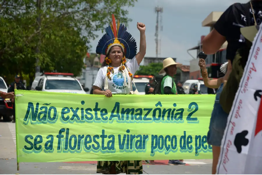Uma denúncia sobre a exploração de petróleo na Amazônia. A mensagem contundente resume a luta contra a dependência de combustíveis fósseis: "Não existe Amazônia 2 se a floresta virar poço de petróleo". Foto: Isabela Leite/Amazônia Latitude.