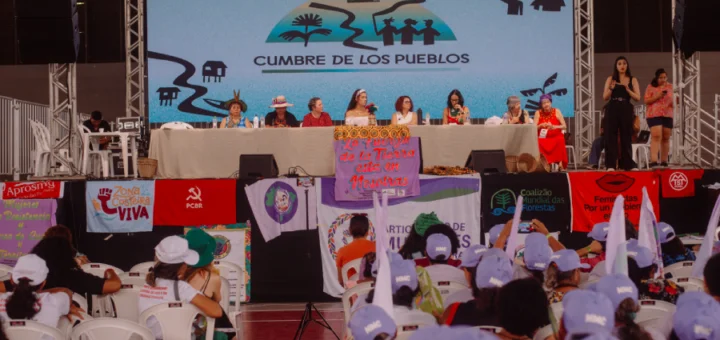 Durante a Cúpula dos Povos, realizada em Belém, o tema ganhou relevância no Eixo 6 – Feminismo popular e resistências das mulheres nos territórios. Foto: @rudegalvenus/Cúpula dos Povos/Divulgação.