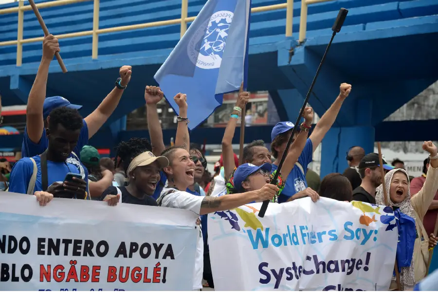 "World Fiers Say: System Change!" Participantes de diferentes países e movimentos sociais levantaram suas vozes e punhos durante a Marcha dos Povos 2025, reforçando a pressão por mudanças globais. Foto: Isabela Leite/Amazônia Latitude.