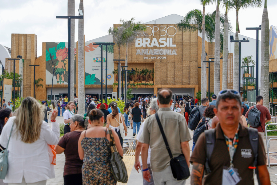 Pessoas chegam na entrada da área da Green Zone (Área Verde), na COP30. Foto: Bruno Peres/Agência Brasil.