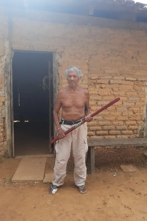 João Sonzê (in memorian) e a borduna, artefato feito e usado por homens, fundamental para a caça e a defesa da comunidade. Foto: Luana Oliveira.
