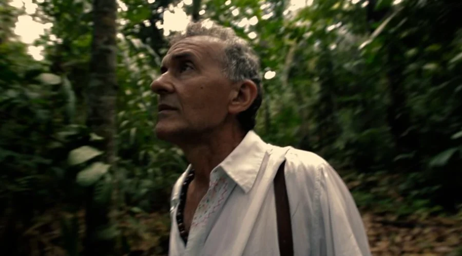 Nascido e criado no meio da floresta, o multiartista Eliberto Barroncas tem a Amazônia como matriz simbólica das suas obras. Foto: Projeto Mormaço Sonoro DaVarzea.