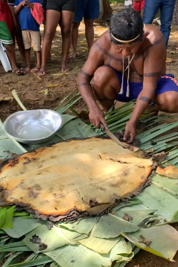 O Kupakubu (bolo de mandioca) pronto para a partilha. Feito em dias festivos e cerimônias, o ato de repartir o bolo é um momento de união e celebração do patrimônio alimentar Akwẽ. Foto: Luana Oliveira.