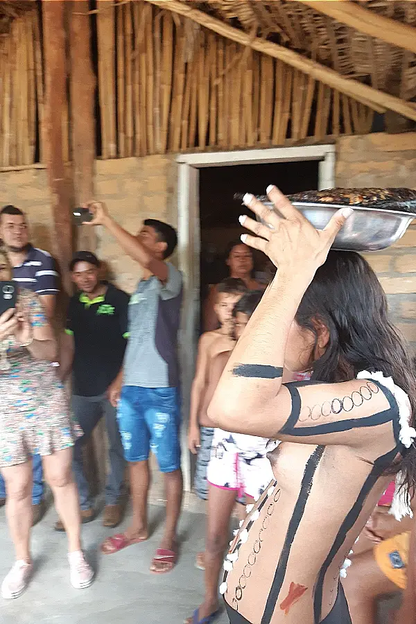 Ofertório nupcial: a noiva chega à cerimônia trazendo peixe moqueado e farinha sobre a cabeça, simbolizando a partilha e o sustento do novo lar. Foto: Luana Oliveira.