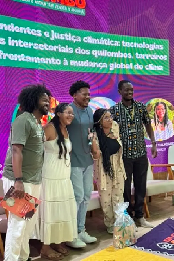 Painel “Juventudes afrodescendentes e justiça climática: tecnologias ancestrais e estratégias intersetoriais dos quilombos, terreiros e periferias para o enfrentamento à mudança global do clima”, realizado no Pavilhão do Brasil na Green Zone, destacando o protagonismo desses jovens. Foto: Amazônia Latitude.