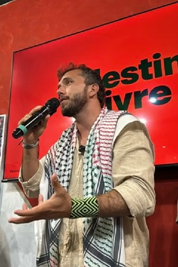 Thiago Ávila, ativista climático, denuncia o complexo industrial militar como 'uma das maiores fontes de emissão que a gente tem no mundo hoje'. Foto: Amazônia Latitude.