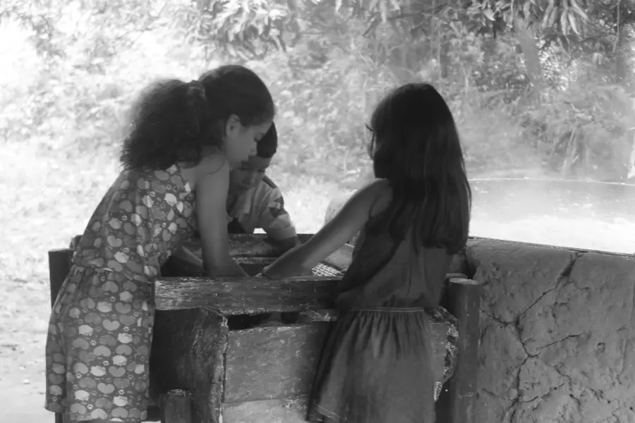 Uma escola sem cadernos, mas com farinha quente e goma fresca. Na Casa do Forno, saberes são ensinados, aprendidos e transmitidos de geração em geração. Foto: Miguel Picanço/Amazônia Latitude.