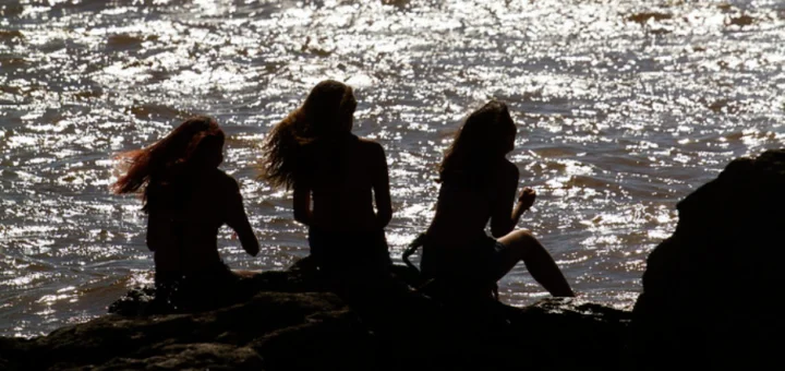 As meninas, mais doentias que eróticas, com seus rostos sujos de maquiagem barata escorrendo na pele suada responderam: – “é só uma carroça, só uma carroça com uma mulher açoitando um cavalo… velha cega!". Foto: Oswaldo Forte/Amazônia Latitude.