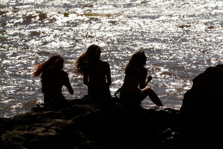 As meninas, mais doentias que eróticas, com seus rostos sujos de maquiagem barata escorrendo na pele suada responderam: – “é só uma carroça, só uma carroça com uma mulher açoitando um cavalo… velha cega!". Foto: Oswaldo Forte/Amazônia Latitude.