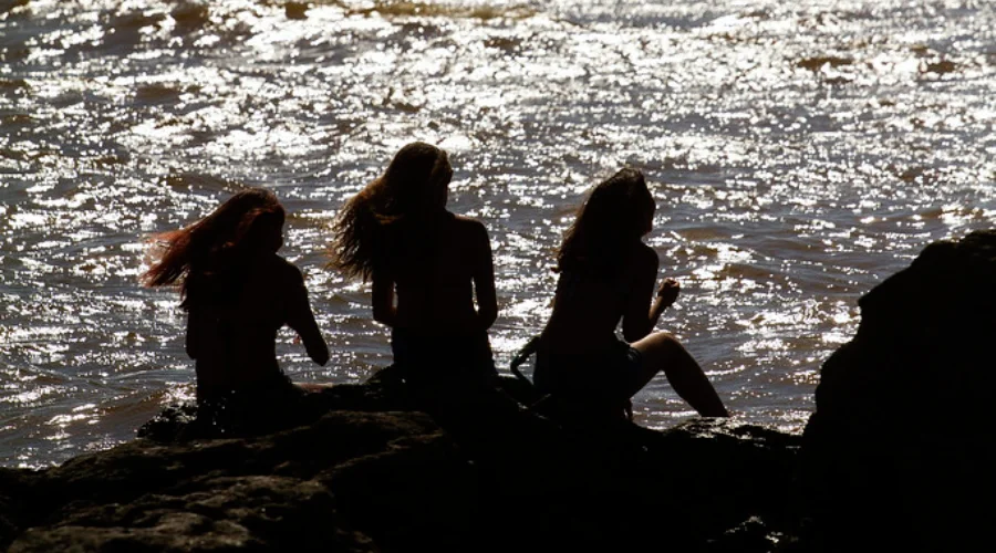 As meninas, mais doentias que eróticas, com seus rostos sujos de maquiagem barata escorrendo na pele suada responderam: – “é só uma carroça, só uma carroça com uma mulher açoitando um cavalo… velha cega!". Foto: Oswaldo Forte/Amazônia Latitude.
