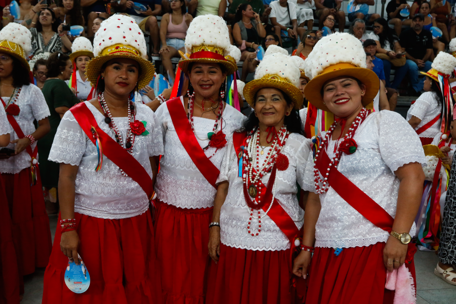 Marujas vestidas de branco e vermelho aguardam a apresentação durante a Marujada de Bragança, celebração dedicada a São Benedito no nordeste do Pará. Foto: Oswaldo Forte/Amazônia Latitude.