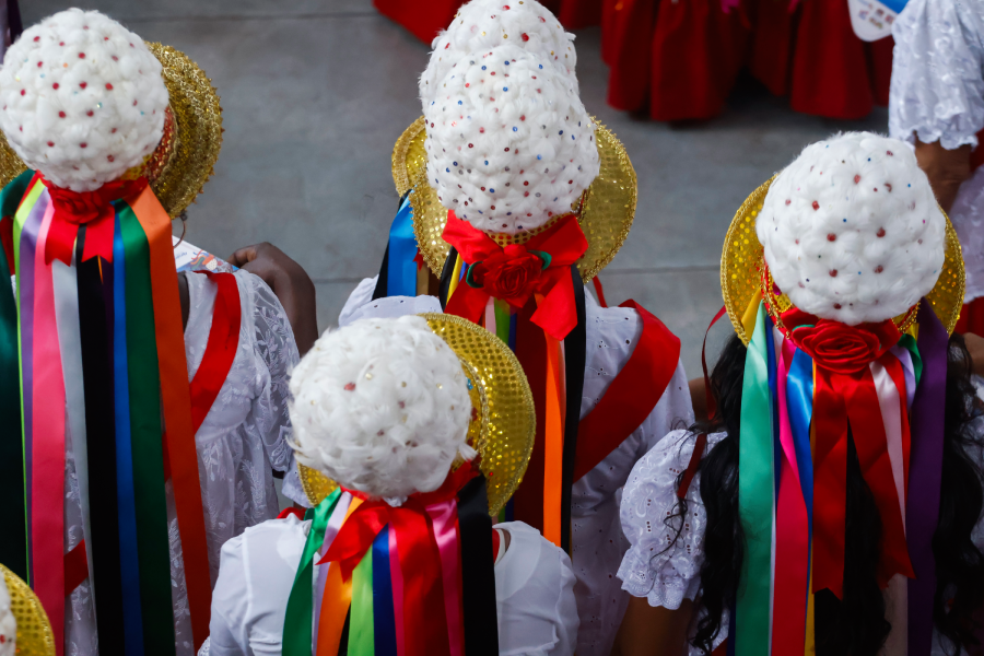 Chapéus bordados e fitas coloridas compõem os trajes rituais usados por marujos e marujas durante a Marujada de Bragança. Foto: Oswaldo Forte/Amazônia Latitude