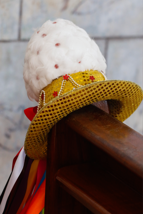 Detalhe do chapéu utilizado na Marujada, elemento central do vestuário que acompanha danças e procissões da festividade. Foto: Oswaldo Forte/Amazônia Latitude.