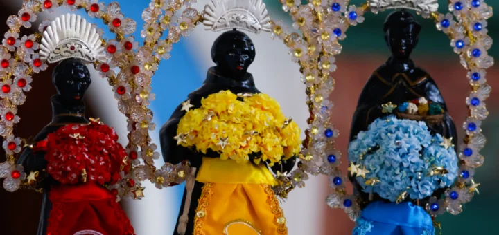 Imagens de São Benedito ornamentadas com cores e adornos representam a devoção e o sincretismo presentes na Marujada de Bragança. Foto: Oswaldo Forte/Amazônia Latitude.