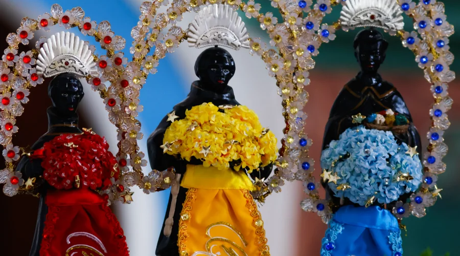 Imagens de São Benedito ornamentadas com cores e adornos representam a devoção e o sincretismo presentes na Marujada de Bragança. Foto: Oswaldo Forte/Amazônia Latitude.