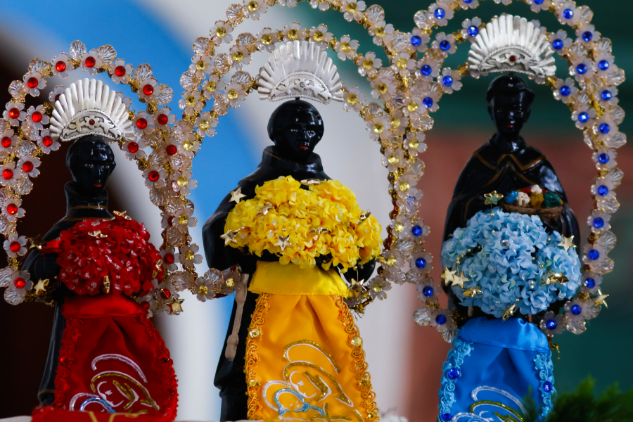 Imagens de São Benedito ornamentadas com cores e adornos representam a devoção e o sincretismo presentes na Marujada de Bragança. Foto: Oswaldo Forte/Amazônia Latitude.